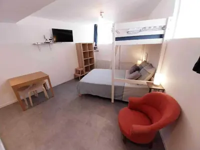 Télévision ou salle de divertissement dans l'établissement Les fontaines d'or