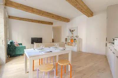 Télévision ou salle de divertissement dans l'établissement Charmant et Chaleureux à Hôtel de Ville