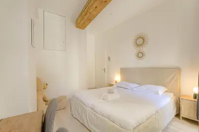 Un ou plusieurs lits dans un hébergement de l'établissement Charmant et Chaleureux à Hôtel de Ville