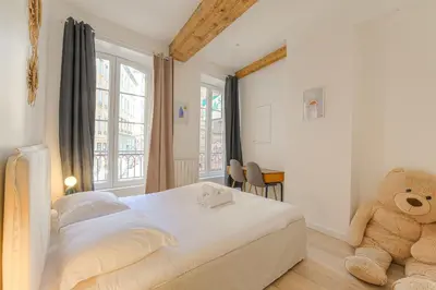 Un ou plusieurs lits dans un hébergement de l'établissement Charmant et Chaleureux à Hôtel de Ville