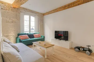 Télévision ou salle de divertissement dans l'établissement Charmant et Chaleureux à Hôtel de Ville