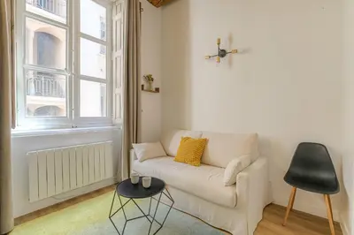 Coin salon dans l'établissement Cosy et Atypique duplex 10min Hôtel de Ville