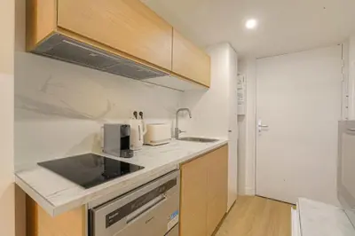 Cuisine ou kitchenette dans l'établissement Cosy et Atypique duplex 10min Hôtel de Ville