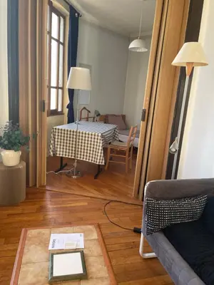 Coin salon dans l'établissement Meublé Lacassagne