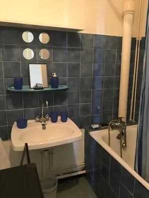 Salle de bains dans l'établissement Meublé Lacassagne