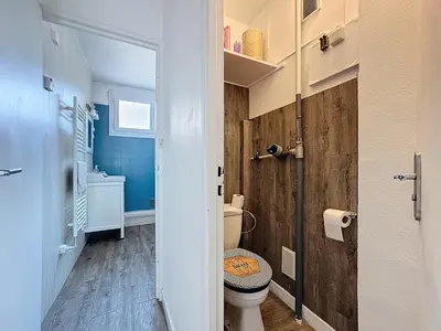 Salle de bains dans l'établissement Le Cosy Genin - 3 Chambres Bureaux Parking