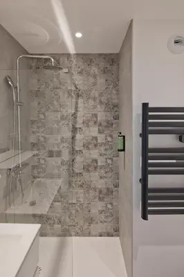 Salle de bains dans l'établissement Hôtel Le Riccoty