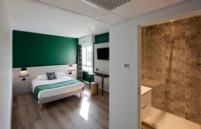 Un ou plusieurs lits dans un hébergement de l'établissement Hôtel Le Riccoty