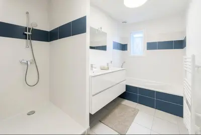 Salle de bains dans l'établissement Maison de Standing 3 Chambres Parking Spacieux