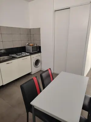 Cuisine ou kitchenette dans l'établissement Joli appartement T2 avec terrasse