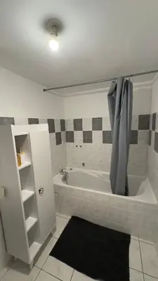 Salle de bains dans l'établissement Lagnieu T3 confort