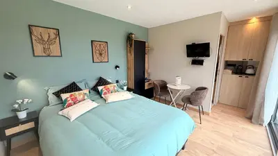 Télévision ou salle de divertissement dans l'établissement Le Lodge d'Amélie