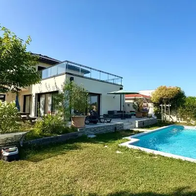 Villa contemporaine avec piscine - Céleste