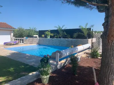 Piscine de l'établissement Les Violettes dans la Loire ou située à proximité