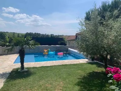Piscine de l'établissement Les Violettes dans la Loire ou située à proximité