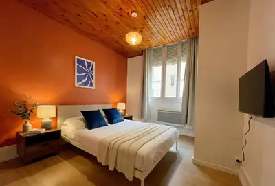 Télévision ou salle de divertissement dans l'établissement Suite Petite soeur - Appartement 6 & 8 personnes - Check in H24 & Wifi
