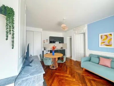 Télévision ou salle de divertissement dans l'établissement Suite Celestine - Appartement 4 & 8 personnes - Check in h24 & wifi