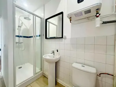 Salle de bains dans l'établissement Suite Celestine - Appartement 4 & 8 personnes - Check in h24 & wifi
