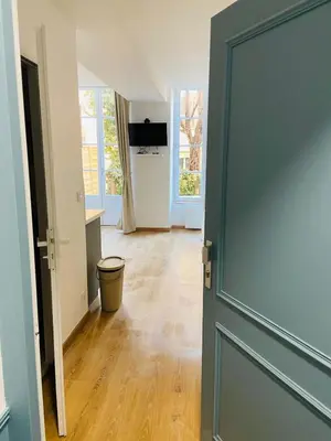 Télévision ou salle de divertissement dans l'établissement L Atelier Diderot