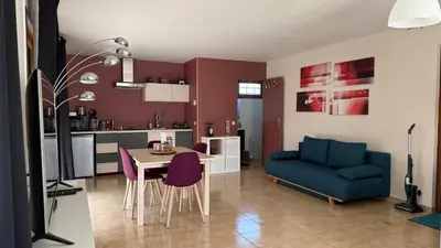 Cuisine ou kitchenette dans l'établissement Studio indépendant au calme