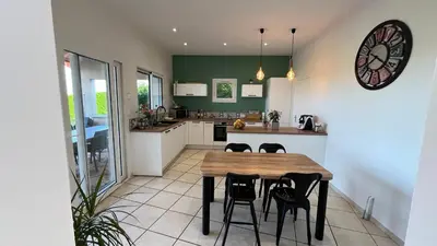 Cuisine ou kitchenette dans l'établissement Le Verger