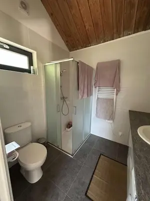 Salle de bains dans l'établissement Le Chalet des Iris