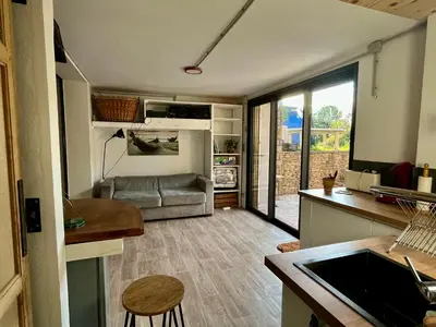 Cuisine ou kitchenette dans l'établissement Joli studio lumineux et aménagé avec accès piscine