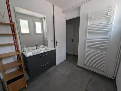 Salle de bains dans l'établissement Appartement F2 rez-de-jardin