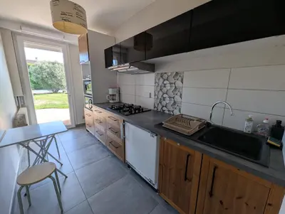 Cuisine ou kitchenette dans l'établissement Appartement F2 rez-de-jardin