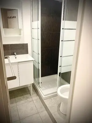 Salle de bains dans l'établissement 15D Vinatier Grange Blanche Bron Essarts