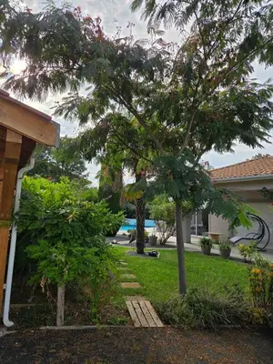 Jardin de l'établissement Chez Patricia en Beaujolais
