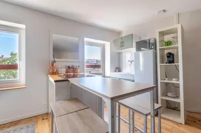 Cuisine ou kitchenette dans l'établissement T2 chaleureux au coeur des vignes -vue place de Condrieu-long séjour possible