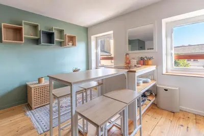 Cuisine ou kitchenette dans l'établissement T2 chaleureux au coeur des vignes -vue place de Condrieu-long séjour possible