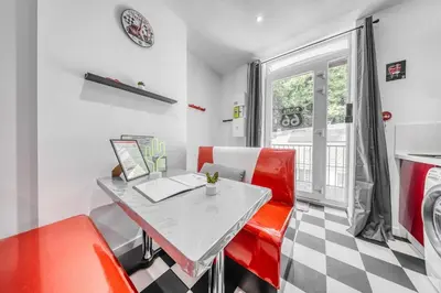 Coin salon dans l'établissement IDEAL Pro, American Atmosphere avec Netflix et Disney