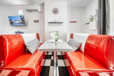 Coin salon dans l'établissement IDEAL Pro, American Atmosphere avec Netflix et Disney