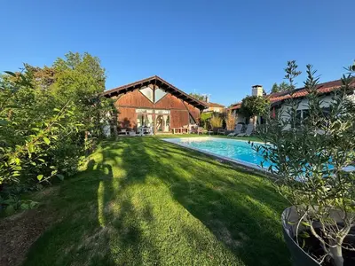 Piscine de l'établissement Logement indépendant ou située à proximité