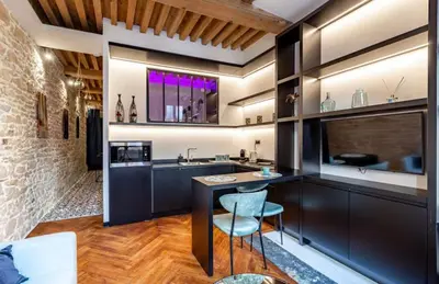 Cuisine ou kitchenette dans l'établissement SWEET LEONE II -appartement avec spa privé-Lyon Place Terreaux