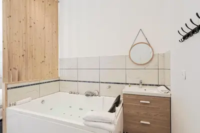 Salle de bains dans l'établissement LES BULLES DE MONA - Luna - Spa - Clim