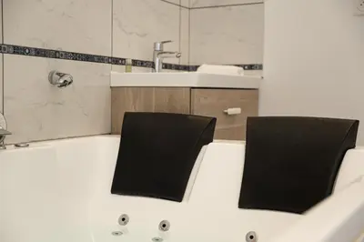 Salle de bains dans l'établissement LES BULLES DE MONA - Luna - Spa - Clim