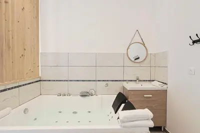 Salle de bains dans l'établissement LES BULLES DE MONA - Luna - Spa - Clim