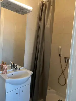 Salle de bains dans l'établissement Central Hôtel