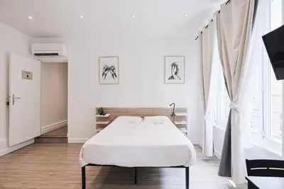 Télévision ou salle de divertissement dans l'établissement LES BULLES DE MONA - Chic - Spa - Clim