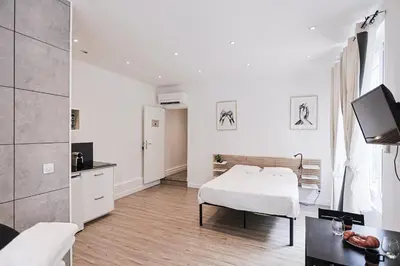 Télévision ou salle de divertissement dans l'établissement LES BULLES DE MONA - Chic - Spa - Clim