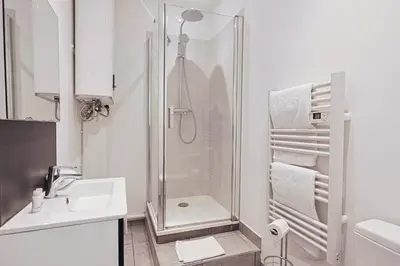 Salle de bains dans l'établissement LES BULLES DE MONA - Chic - Spa - Clim