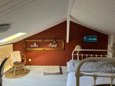 Télévision ou salle de divertissement dans l'établissement Le Boudoir, inclus petit déjeuner
