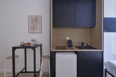 Cuisine ou kitchenette dans l'établissement LES BULLES DE MONA - Alcove - Spa - Clim