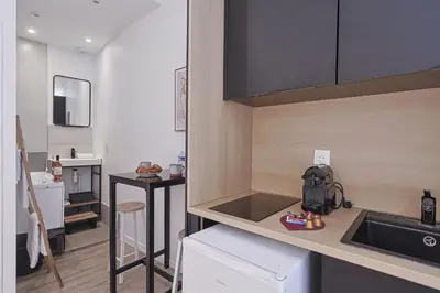 Cuisine ou kitchenette dans l'établissement LES BULLES DE MONA - Alcove - Spa - Clim