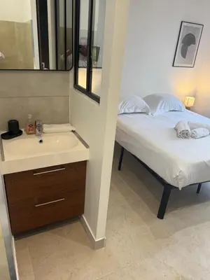 Un ou plusieurs lits dans un hébergement de l'établissement LES BULLES DE MONA - Passion - Spa - Clim
