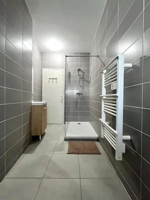Salle de bains dans l'établissement T2 urbain proche du centre-ville de Lyon