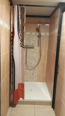Salle de bains dans l'établissement L'océane